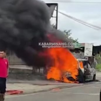 VIDEO: Minibus Ludes Terbakar di Agam