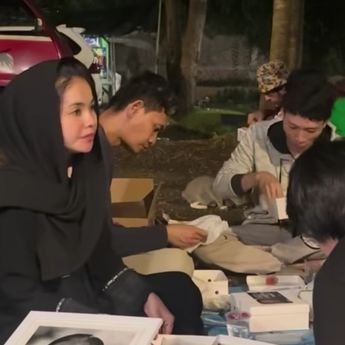 Karina Ranau Sahur di Makam Epy Kusnandar