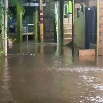 Hujan Deras Sepanjang Malam, Warga Kebon Pala Jakarta TImur Dievakuasi Pakai Perahu Karet