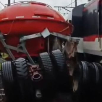 KA Bandara Soetta Tabrak Truk hingga Ganggu Layanan Operasional, 1 Gerbong Anjlok