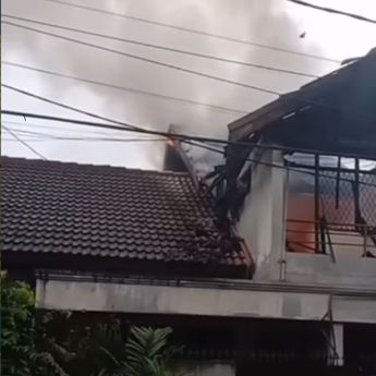 VIDEO: Rumah Dua Lantai Ludes dalam Kebakaran Hebat di Cirendeu
