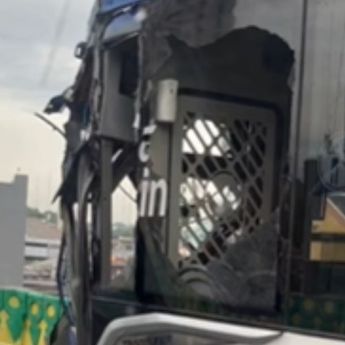 2 Bus Transjakarta Tabrakan di Halte Cipulir Jakarta Selatan