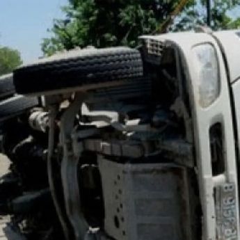 Truk Boks Hantam Minibus di Daan Mogot, 1 Korban Dilarikan ke Rumah Sakit