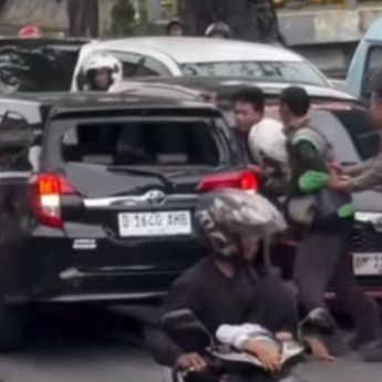 Sebuah Mobil Jadi Sasaran Amuk Massa di Jakarta Pusat