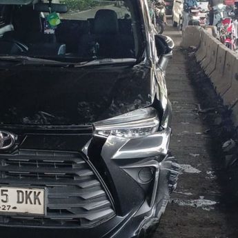 Mobil Hantam Separator Busway di Jl D.I Panjaitan, Arus Lalu Lintas Langsung Tersendat