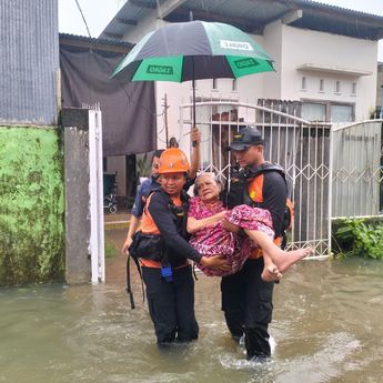 Tim SAR Gabungan Laksanakan Evakuasi di Sejumlah Titik Terdampak Banjir di Kota Makassar