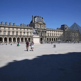 Presiden Macron Terima Pengunduran Diri Direktur Museum Louvre