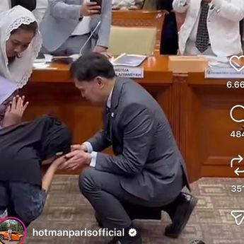 Momen Haru Ibu ABK Fandi-Terdakwa Pembunuhan, Menangis-Bersimpuh ke Ketua Komisi III DPR Habiburokhman