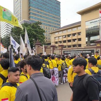 Mahasiswa Penuhi Mabes Polri, Teriakkan "Polisi Pembunuh"