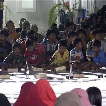 Momen Warga Sahur Bersama di Huntara Aceh Tamiang: Daging dan Udangnya Enak!