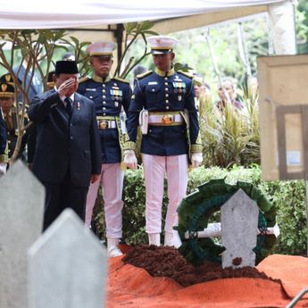 Momen Prabowo Jadi Inspektur Upacara, Pimpin Prosesi Pemakaman Almarhum Try Sutrisno dengan Khidmat