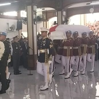 Panglima TNI Terima Jenazah Wapres Ke-6 Try Sutrisno untuk Pemakaman Militer