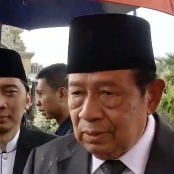 SBY Kenang Try Sutrisno Sebagai Patriot dan Negarawan di Pemakaman Militer