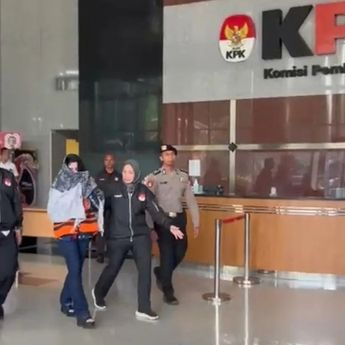 Penampakan Bupati Pekalongan Fadia Arafiq Berompi Oranye Usai Ditangkap KPK