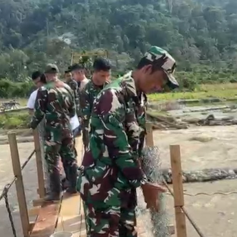 Warga dan TNI Gotong Royong Percepat Pembangunan Jembatan Gantung di Aceh