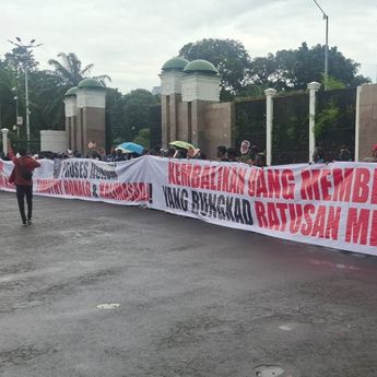 Massa Demo di Depan DPR, Minta Timothy Ronald Dijebloskan ke Penjara