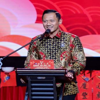 Tegaskan Semangat Berbagi, AHY Salurkan Hasil Lelang Lukisan SBY untuk Masyarakat Singkawang