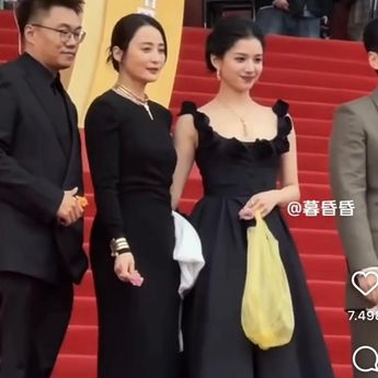 Aktris China Zhang Jingyi Bikin Heboh, Gara-gara Bawa Kresek di Red Carpet