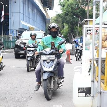 Bahagianya Para Pengemudi Ojek Online Dapat BHR, Bisa Beli Susu Anak hingga Baju Koko