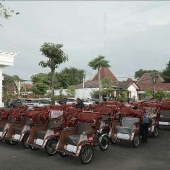 Raut Bahagia Penarik Becak Bojonegoro Terima Becak Listrik Gratis dari Prabowo