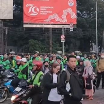 Viral Info Pembagian THR Ojol di Cibubur Ternyata Hoaks, Driver Antre dari Subuh