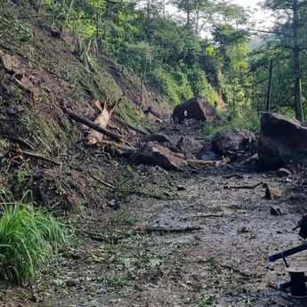 Longsor Tutup Akses Jalan ke Desa Tempur Jepara