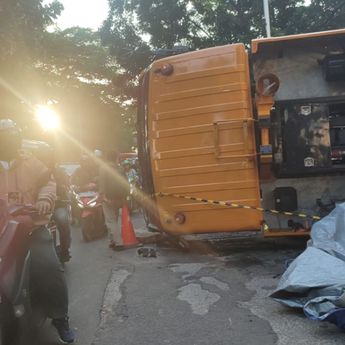 Truk Terguling di Tebet Arah Casablanca Sejak Semalam, Lalu Lintas Macet Parah