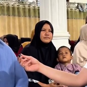 Kebahagiaan Seorang Nenek di Aceh Tamiang: Rumah Kembali Dibangun, Tak Lagi Tinggal di Tenda