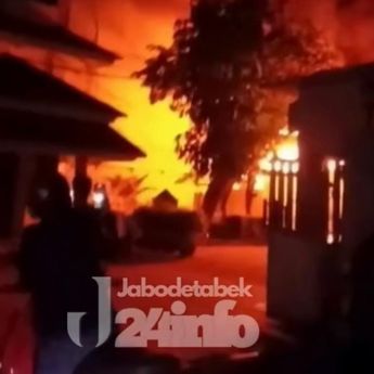 Kebakaran Landa Kawasan SMA 84 Kalideres Jakbar