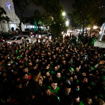 Malam Takbiran di Medan, Prabowo Salurkan Ribuan Paket Sembako untuk Warga Sumatra Utara