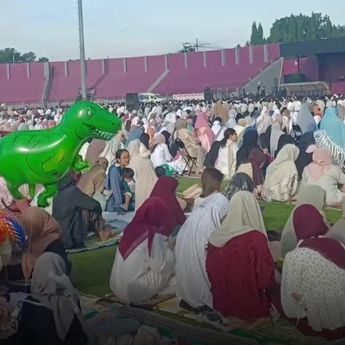 Ribuan Umat Muslim Salat Id di Stadion Brawijaya Hari Ini