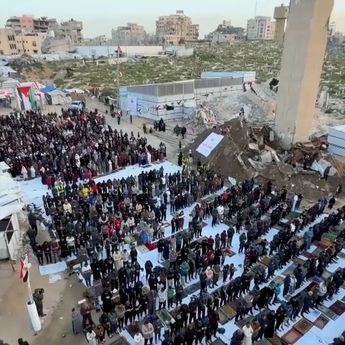 Ratusan Warga Palestina Rayakan Idulfitri di Tengah Reruntuhan Gaza yang Hancur Akibat Perang