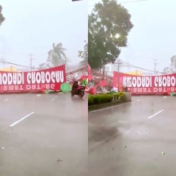 Menegangkan! Angin Kencang Robohkan Gapura di Purwodadi