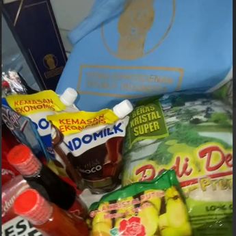 Momen Warga Unboxing Bingkisan dari Open House Prabowo, Ada Sekaleng Biskuit, Tumbler, hingga Sembako
