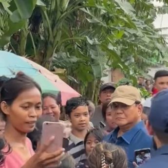 Blusukan ke Bantaran Rel Senen, Prabowo Janjikan Hunian Layak untuk Warga