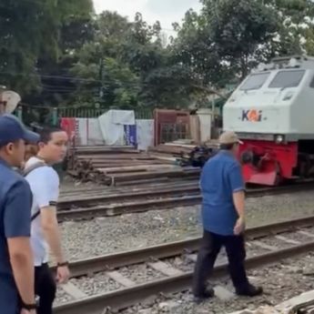 Bahagia Ibu di Bantaran Rel Senen Saat Prabowo Datangi: Terima Kasih Sudah Mau Cium Anak Saya
