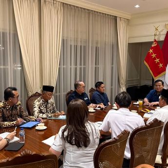 Seskab Teddy: Prabowo Instruksikan Pembangunan Hunian Layak bagi Warga di Pinggir Rel