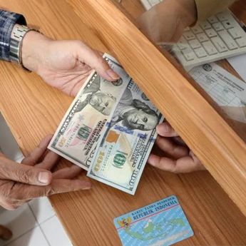 Trump Cetak Sejarah, Tanda Tangannya Akan Muncul di Uang 100 Dolar AS