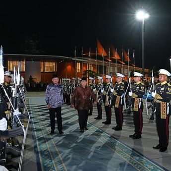 Prabowo Antar Langsung PM Anwar Ibrahim ke Halim, Cerminkan Keakraban Dua Negara Bertetangga