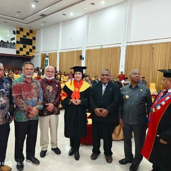 Orasi Ilmiah Wakapolda Papua Barat Warnai Wisuda Perdana Universitas Caritas Indonesia