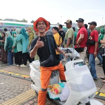 Ungkapan Gembira Warga Dapat Doorprize Motor Listrik di Pasar Murah Pemerintah: Senang Banget, Gak Mimpi!