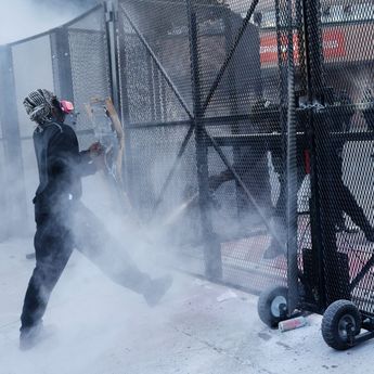 Gas Air Mata Ditembakkan Polisi, Demo Tolak Presiden Trump di Los Angeles Berujung Penangkapan Massal