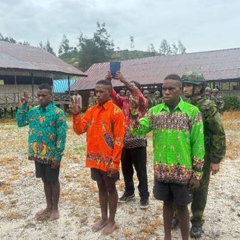 Momen Mengharukan, Tiga Eks OPM Cium Merah Putih dan Kembali ke NKRI
