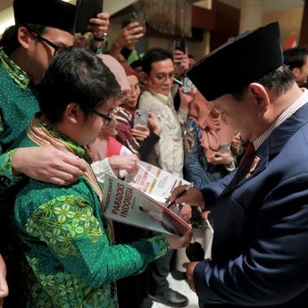 Haru dan Bangga, Diaspora Indonesia Sambut Kedatangan Prabowo di Tokyo