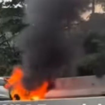 Mobil Terbakar di Tol Japek Km 5 Arah Bekasi, Lalu Lintas Sempat Tersendat