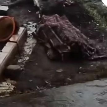 Pria Karawang Tewas Tersambar Petir di Kuburan