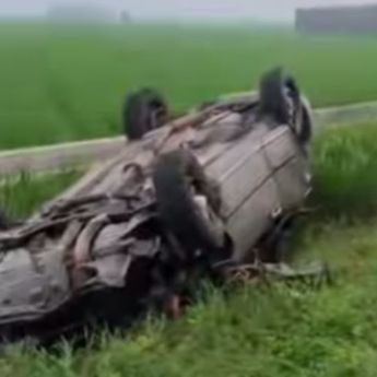 Minibus Adu Banteng dengan Truk, Terpental hingga Terbalik ke Sawah di Karawang