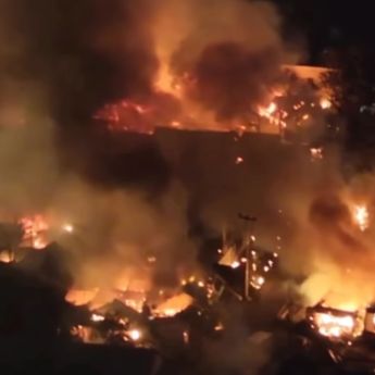 Penampakan Ratusan Rumah Ikut Terbakar dalam Kebakaran Stasiun Gas Elpiji Cimuning