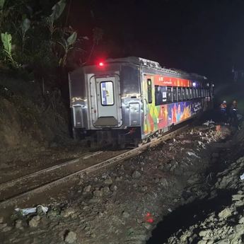 Jalur KA Maswati-Sasaksaat Kembali Normal Usai Longsor 12 Jam