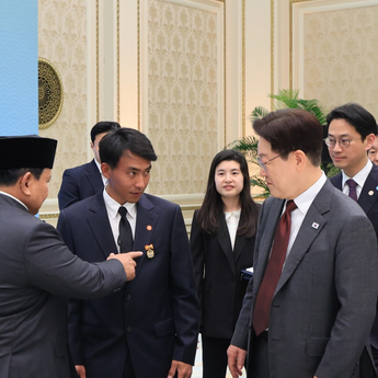 Gestur Bangga Prabowo saat Menyalami Sugianto yang Selamatkan Lansia dari Kebakaran di Korsel